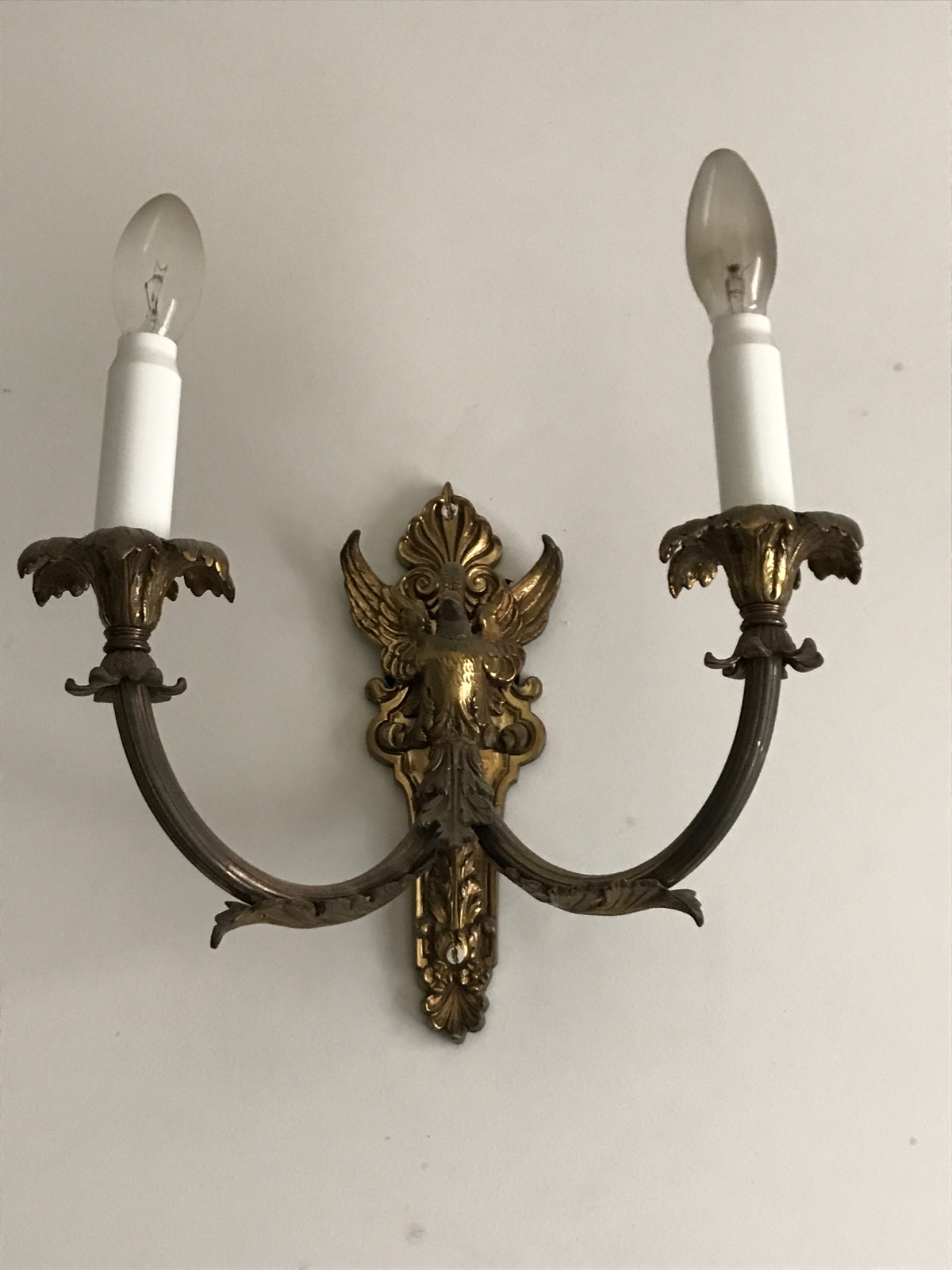 Par de apliques de metal dourado para duas luzes cada. - foto 2 de 2