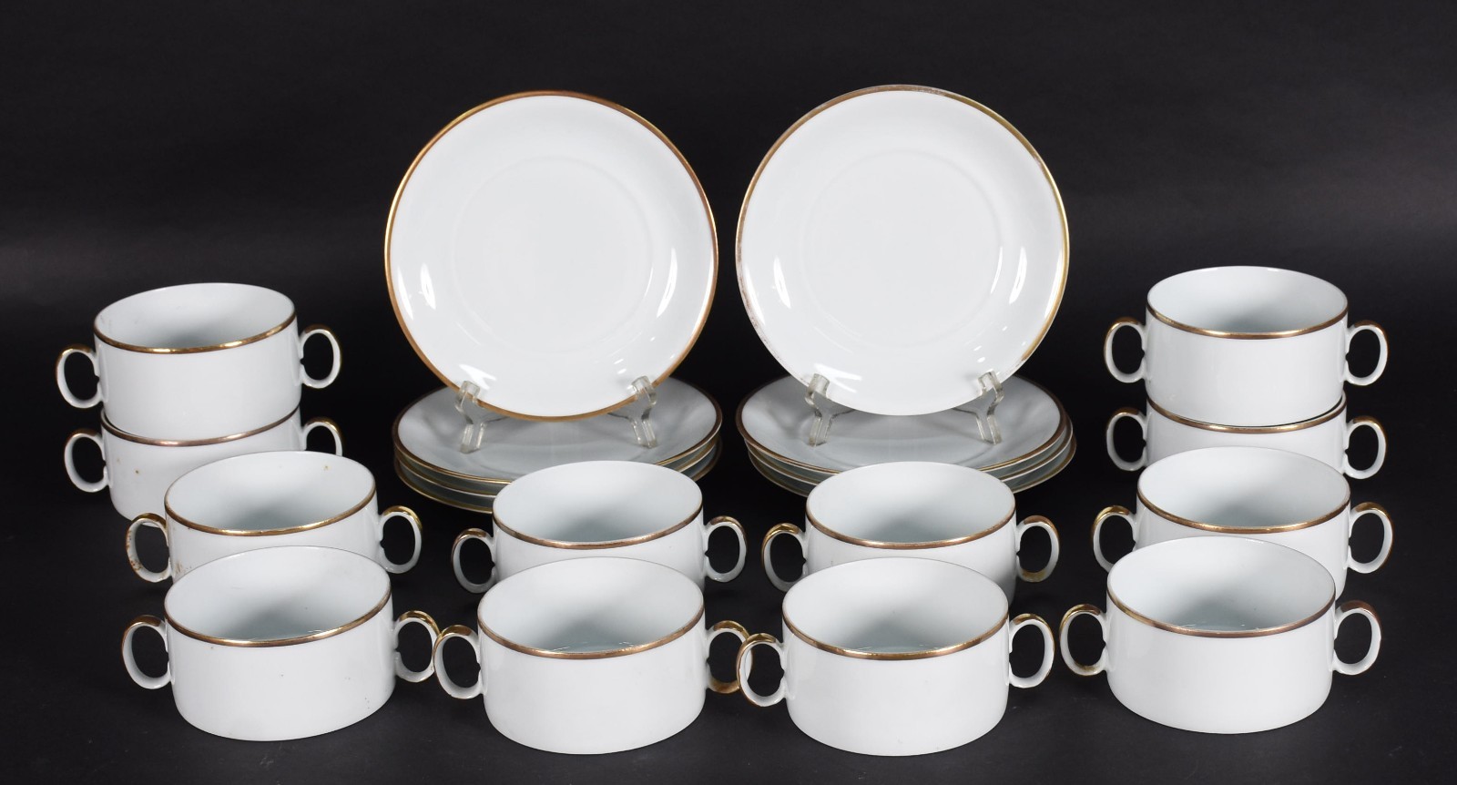 Doze taças para consomé com 8 pires de porcelana Renner. - foto 1 de 5