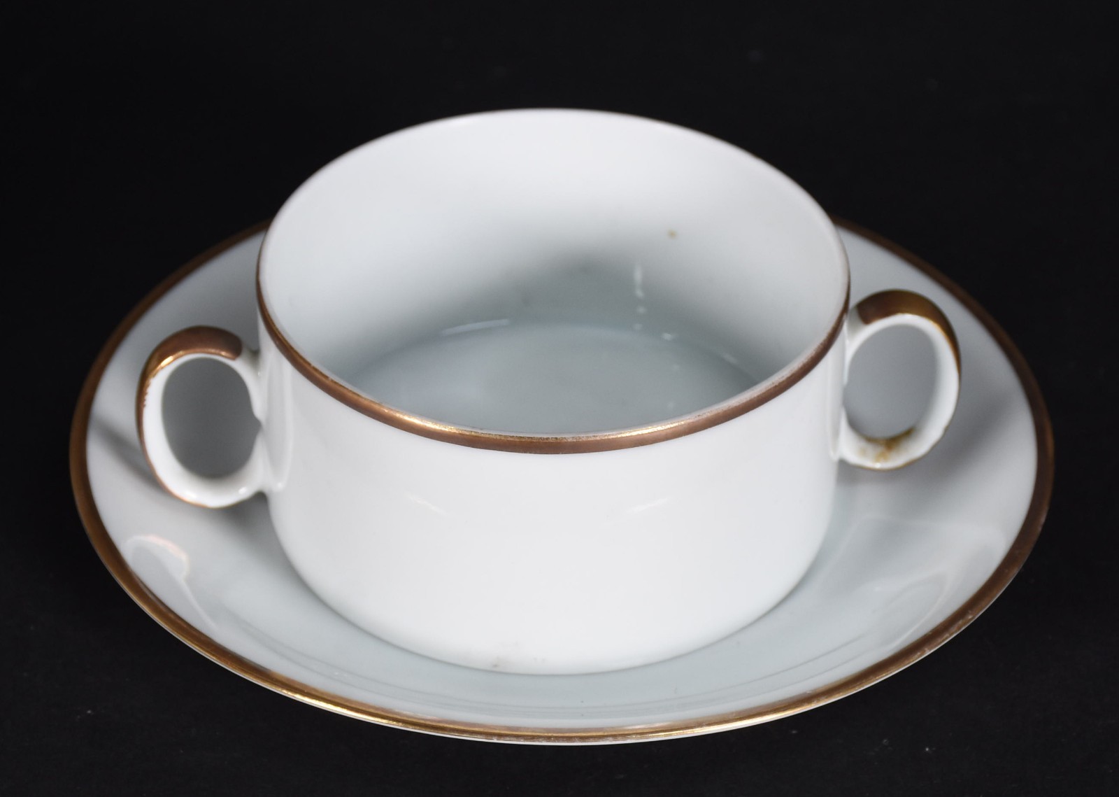 Doze taças para consomé com 8 pires de porcelana Renner. - foto 3 de 5