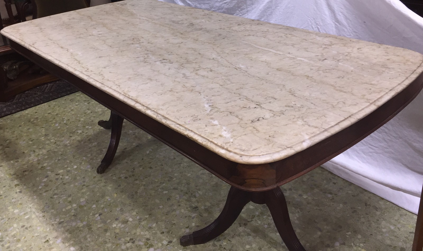 Mesa de jantar com base de madeira nobre, tampo de mármore. - foto 1 de 3