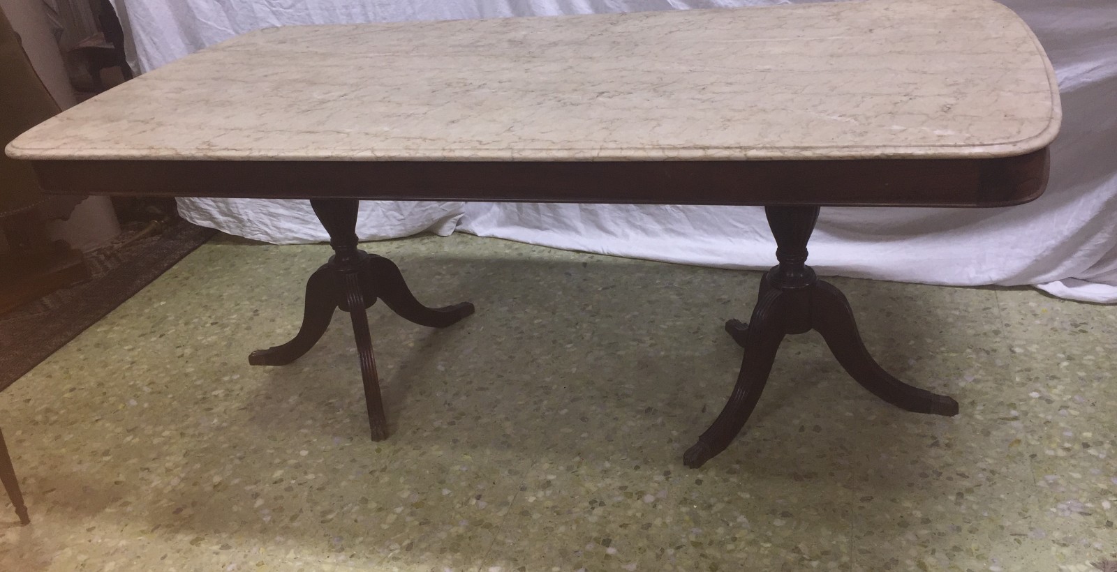Mesa de jantar com base de madeira nobre, tampo de mármore. - foto 2 de 3