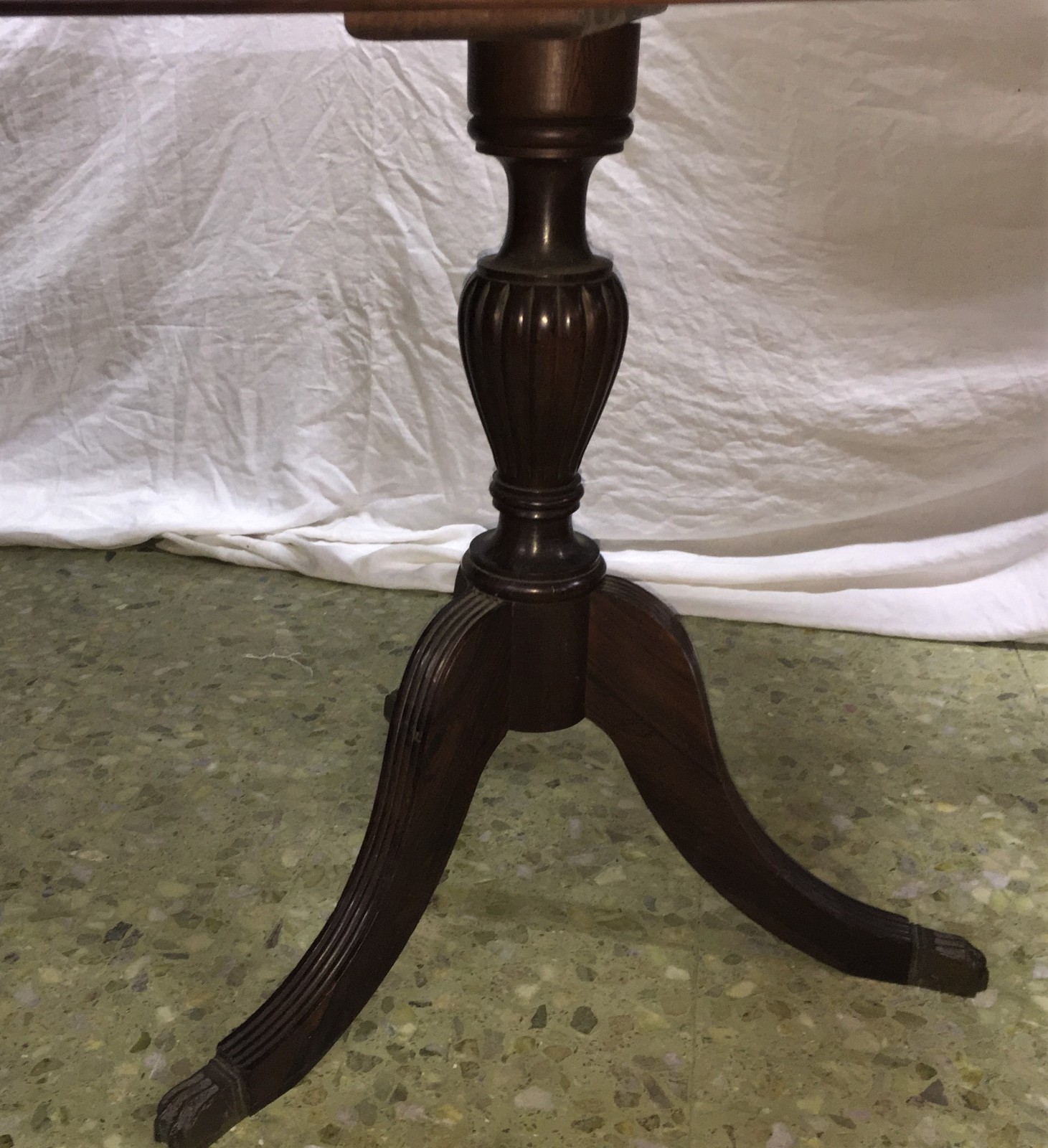 Mesa de jantar com base de madeira nobre, tampo de mármore. - foto 3 de 3