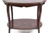 Mesa auxiliar de madeira nobre, quatro pernas l... - Mesa auxiliar de madeira nobre, quatro pernas ligeiramente recurvas ligadas por platô inferior.