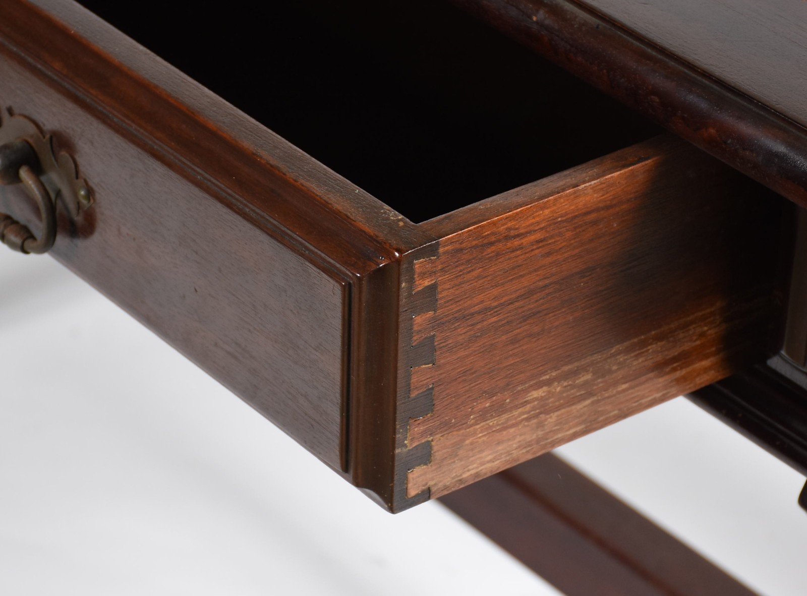 Mesa de escritório de madeira nobre com 2 gavetas, tampo retangular... - foto 4 de 6