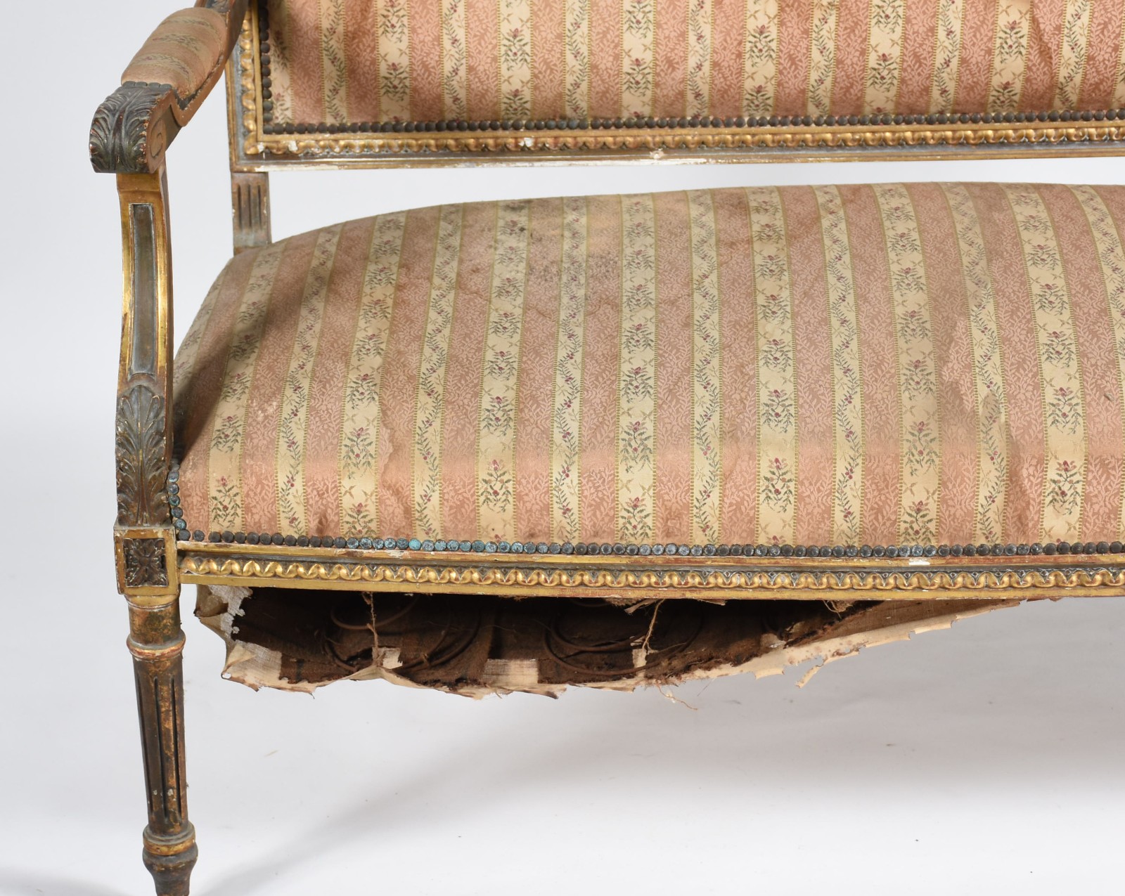 Conjunto de sofá e par de poltronas, estilo frances, de madeira nobre... - foto 4 de 6