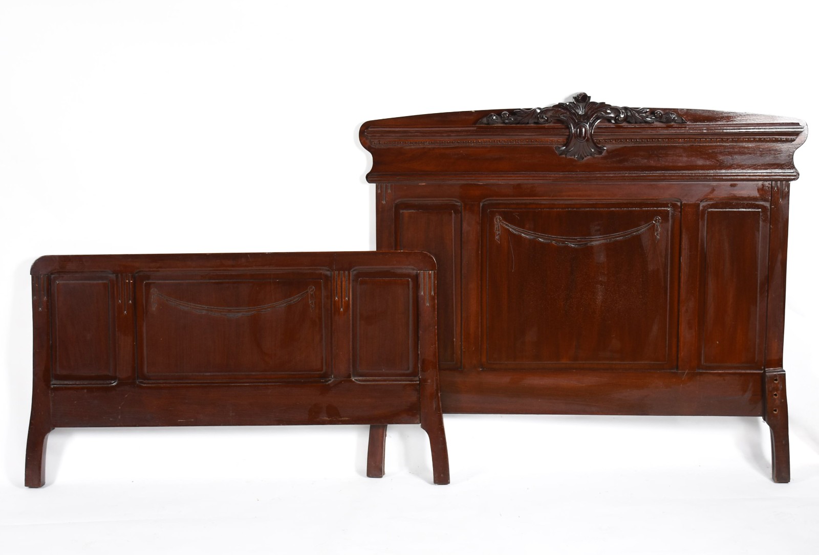 Antiga cama de solteiro de madeira nobre, arremate superior com... - foto 1 de 4