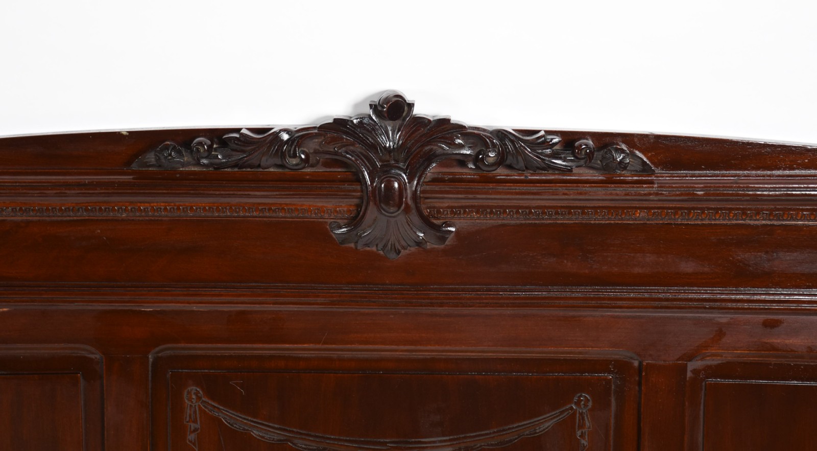 Antiga cama de solteiro de madeira nobre, arremate superior com... - foto 2 de 4