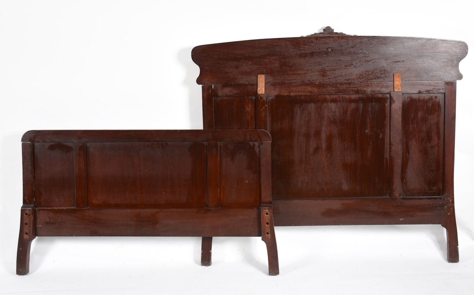 Antiga cama de solteiro de madeira nobre, arremate superior com... - foto 4 de 4