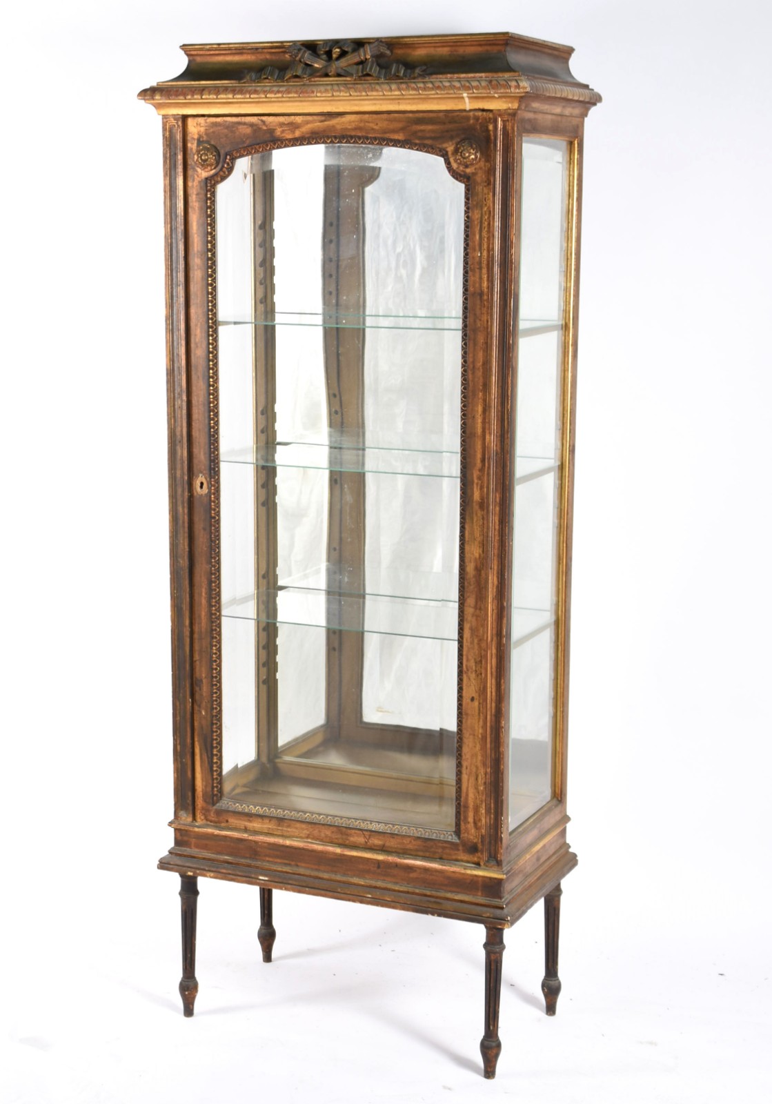 Vitrine estilo francês de madeira dourada, prateleiras de vidro e... - foto 1 de 4
