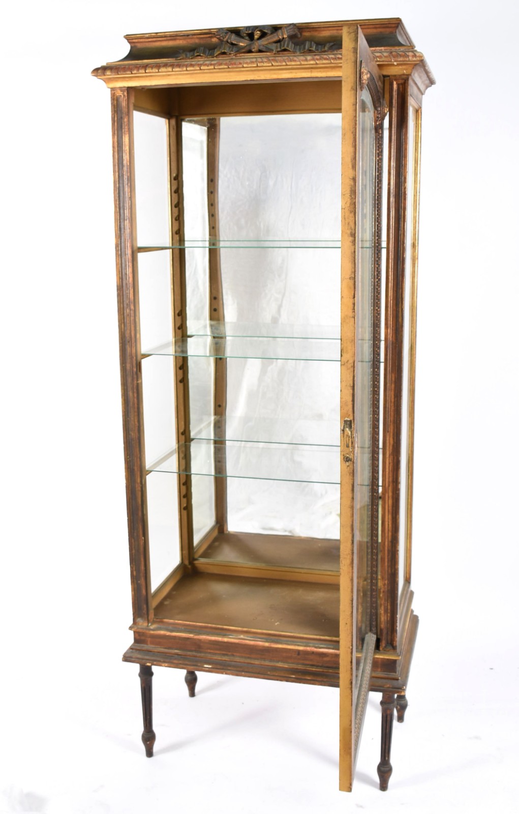 Vitrine estilo francês de madeira dourada, prateleiras de vidro e... - foto 2 de 4