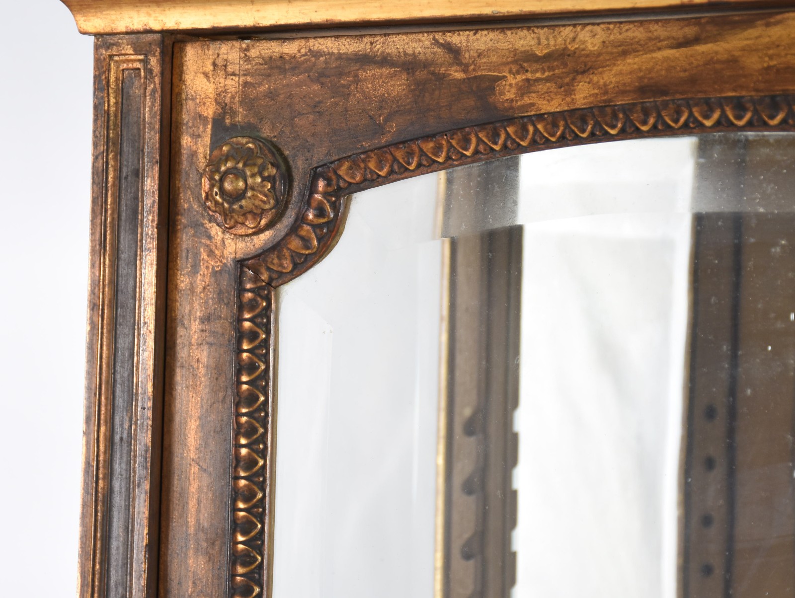 Vitrine estilo francês de madeira dourada, prateleiras de vidro e... - foto 3 de 4