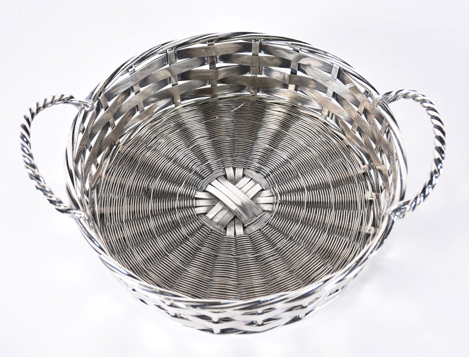Cesta para pão de metal prateado feitio trançado. - foto 3 de 4