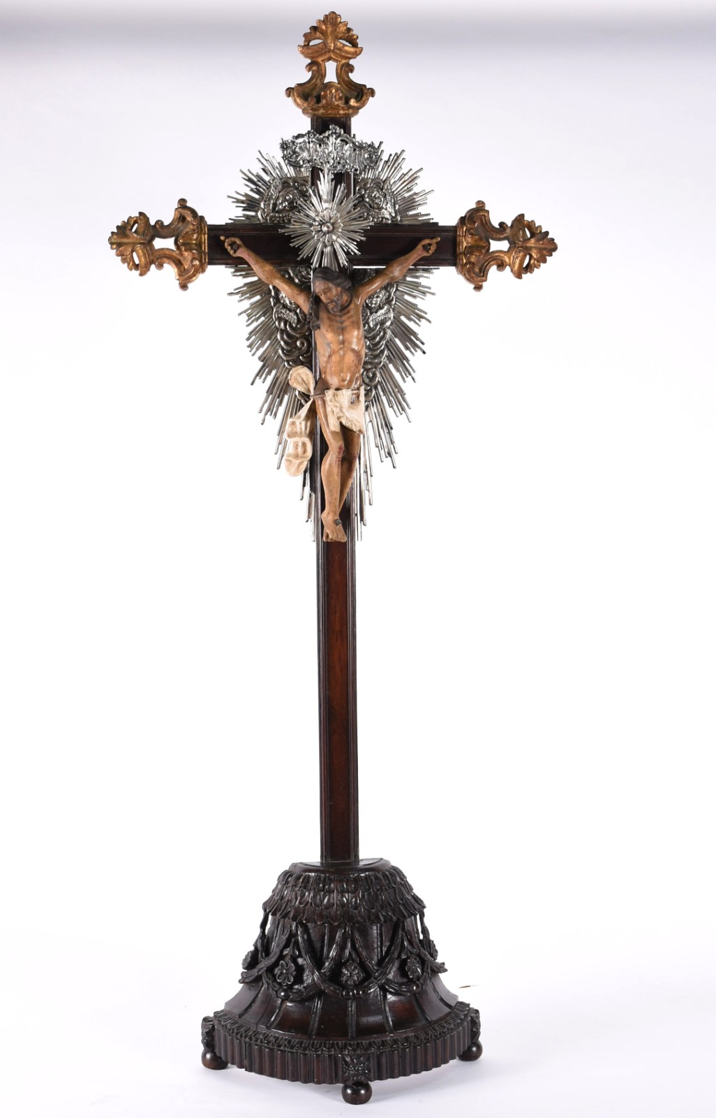 Belíssimo Crucifixo de madeira nobre com figura de Cristo ricamente... - foto 1 de 4