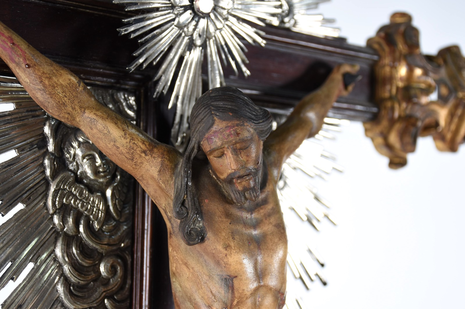 Belíssimo Crucifixo de madeira nobre com figura de Cristo ricamente... - foto 2 de 4