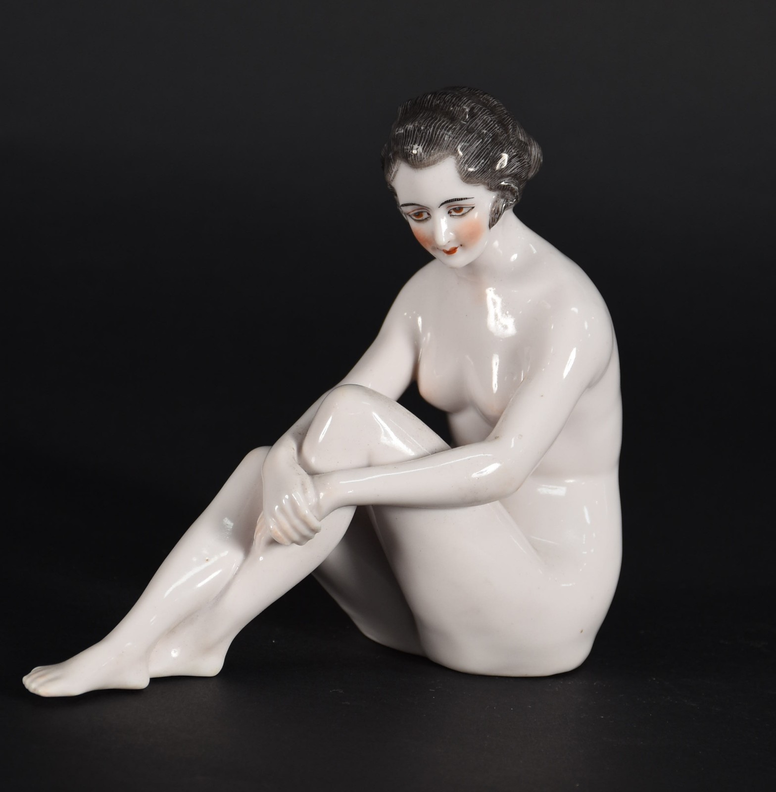 Estatueta de porcelana representando figura feminina - foto 1 de 6