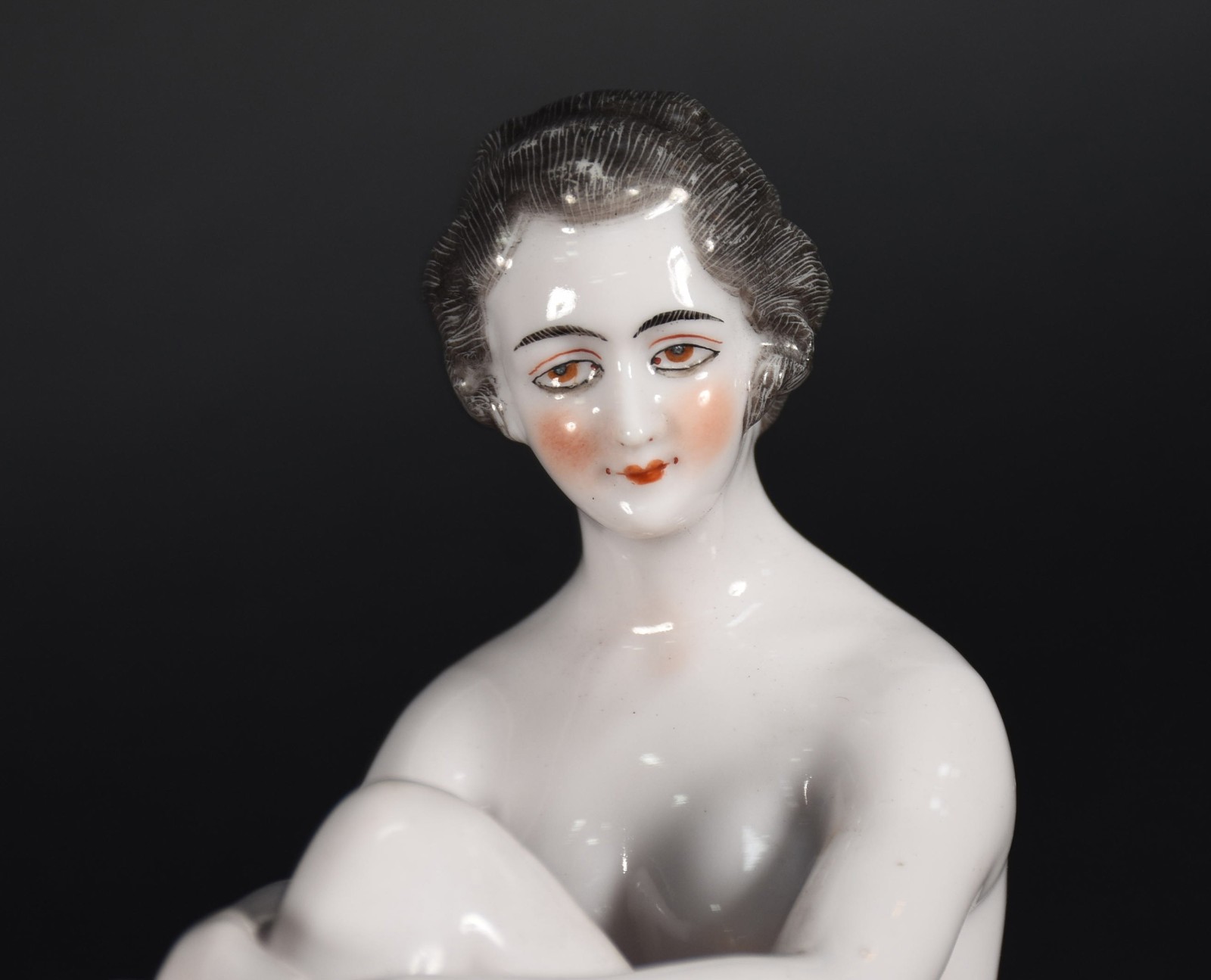 Estatueta de porcelana representando figura feminina - foto 2 de 6