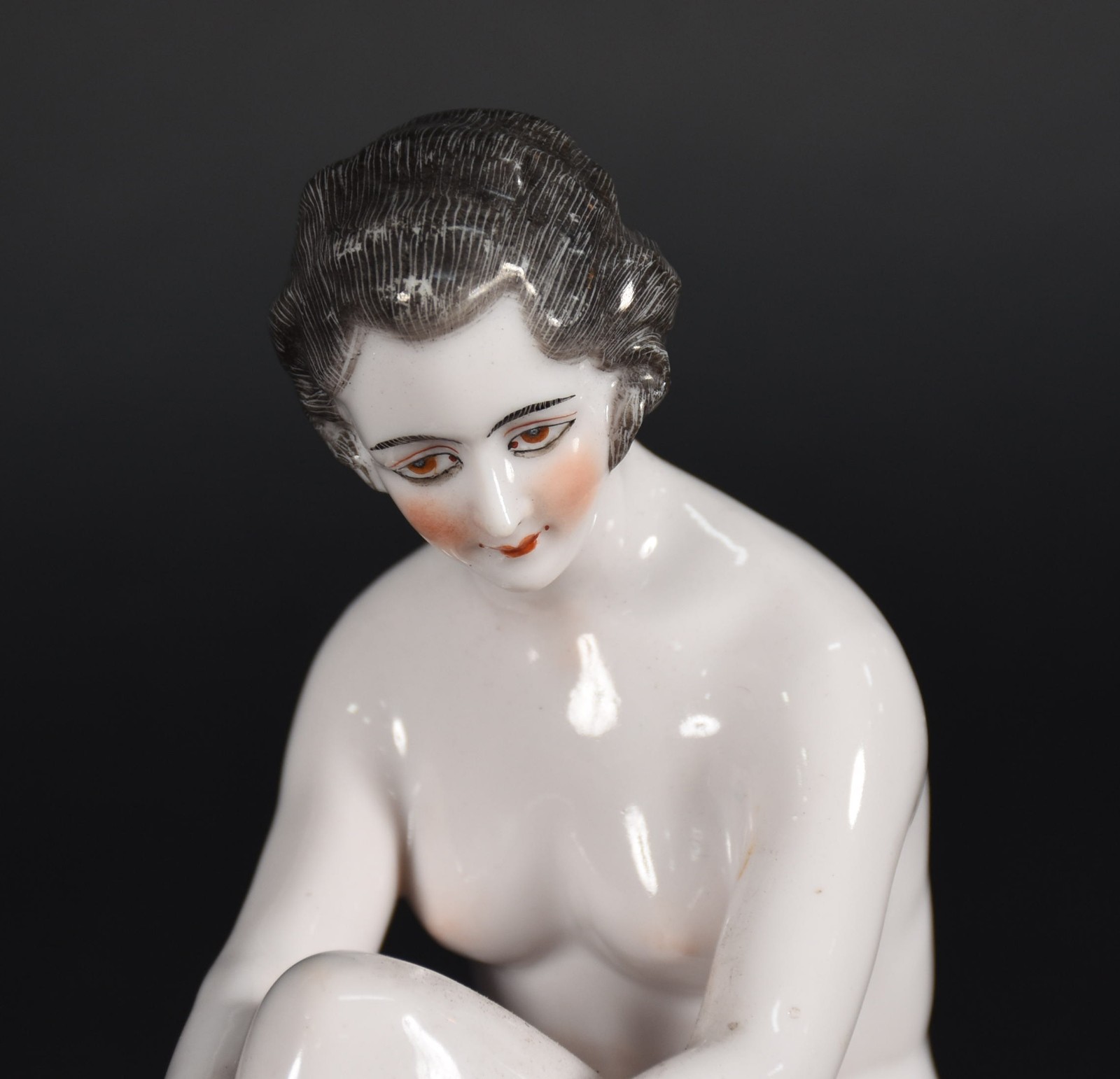 Estatueta de porcelana representando figura feminina - foto 3 de 6
