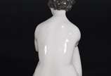 Estatueta de porcelana representando figura fem... - Estatueta de porcelana representando figura feminina