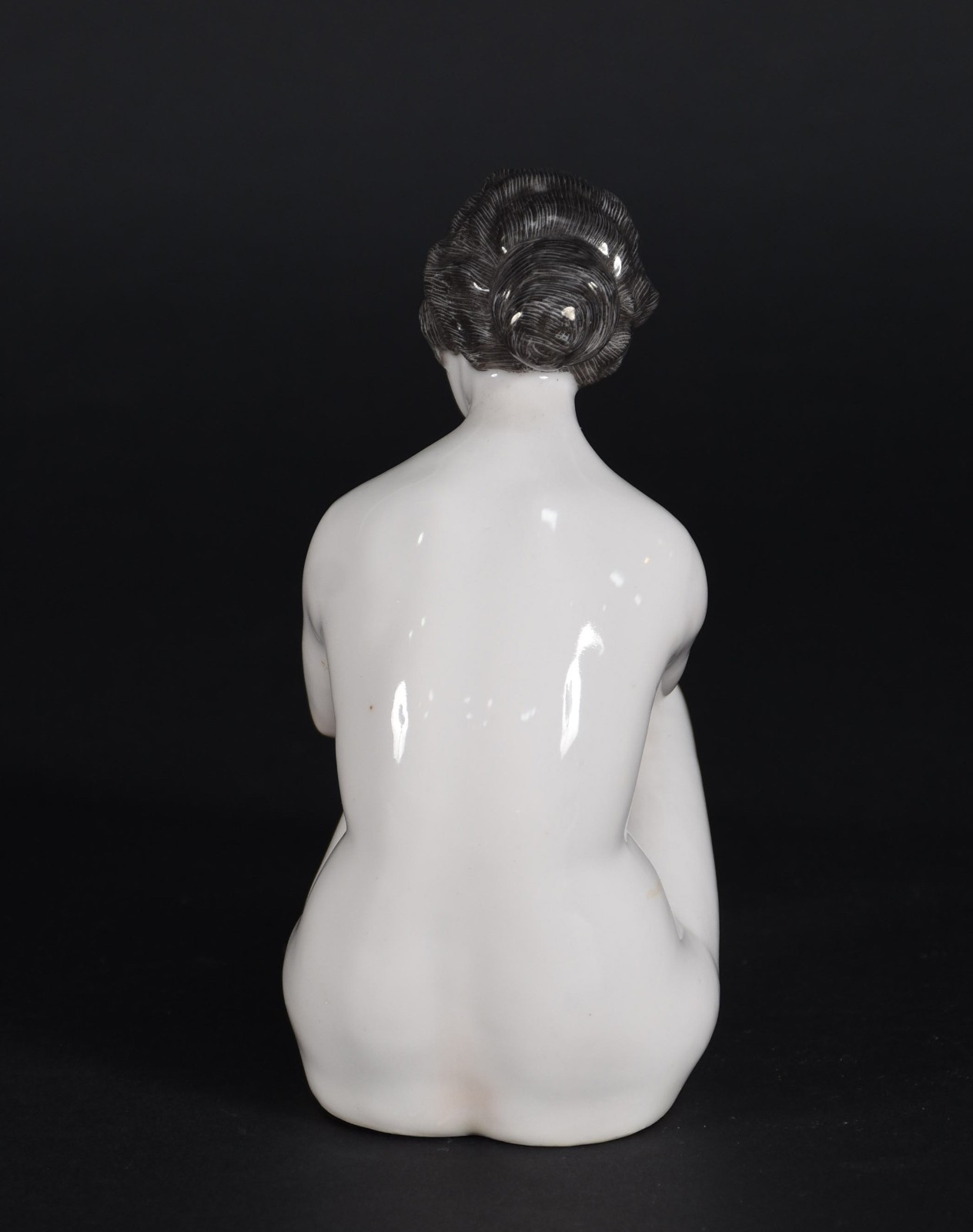 Estatueta de porcelana representando figura feminina - foto 4 de 6