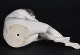 Estatueta de porcelana representando figura fem... - Estatueta de porcelana representando figura feminina
