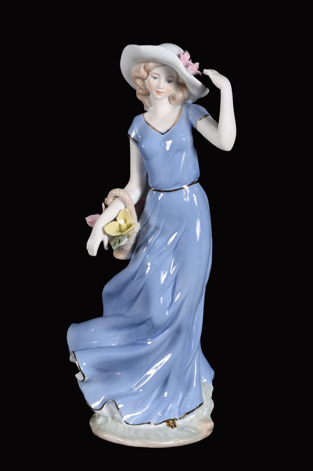 Escultura de porcelana representando dama com chapéu. - foto 1 de 4