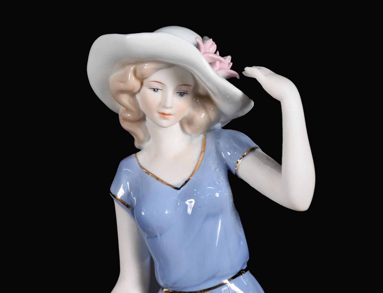 Escultura de porcelana representando dama com chapéu. - foto 2 de 4