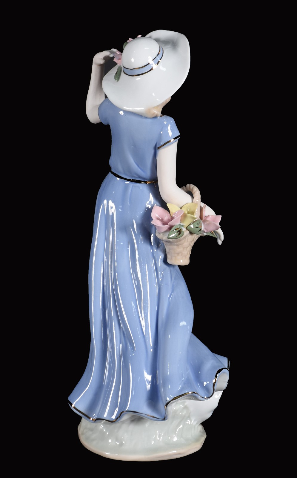 Escultura de porcelana representando dama com chapéu. - foto 3 de 4