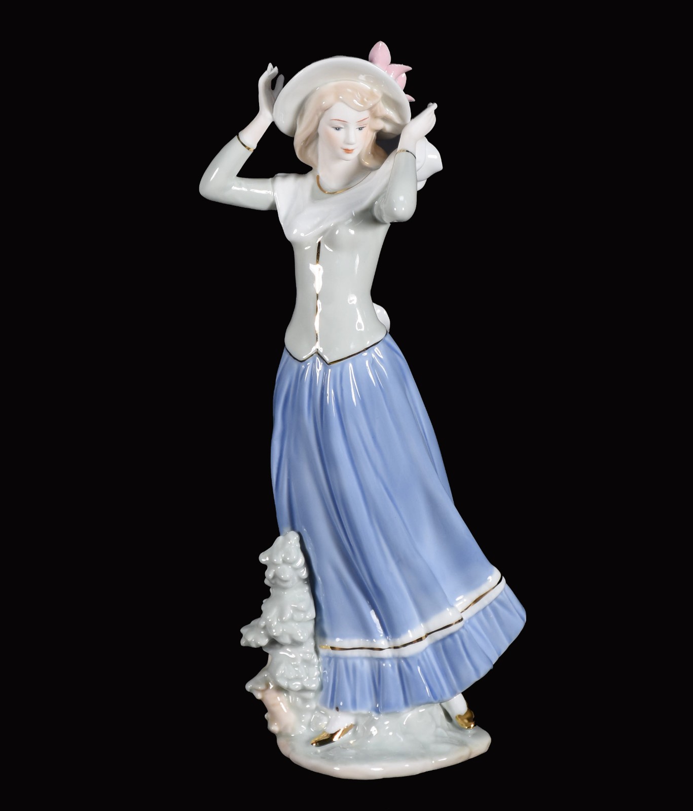 Escultura de porcelana representando dama. - foto 1 de 4
