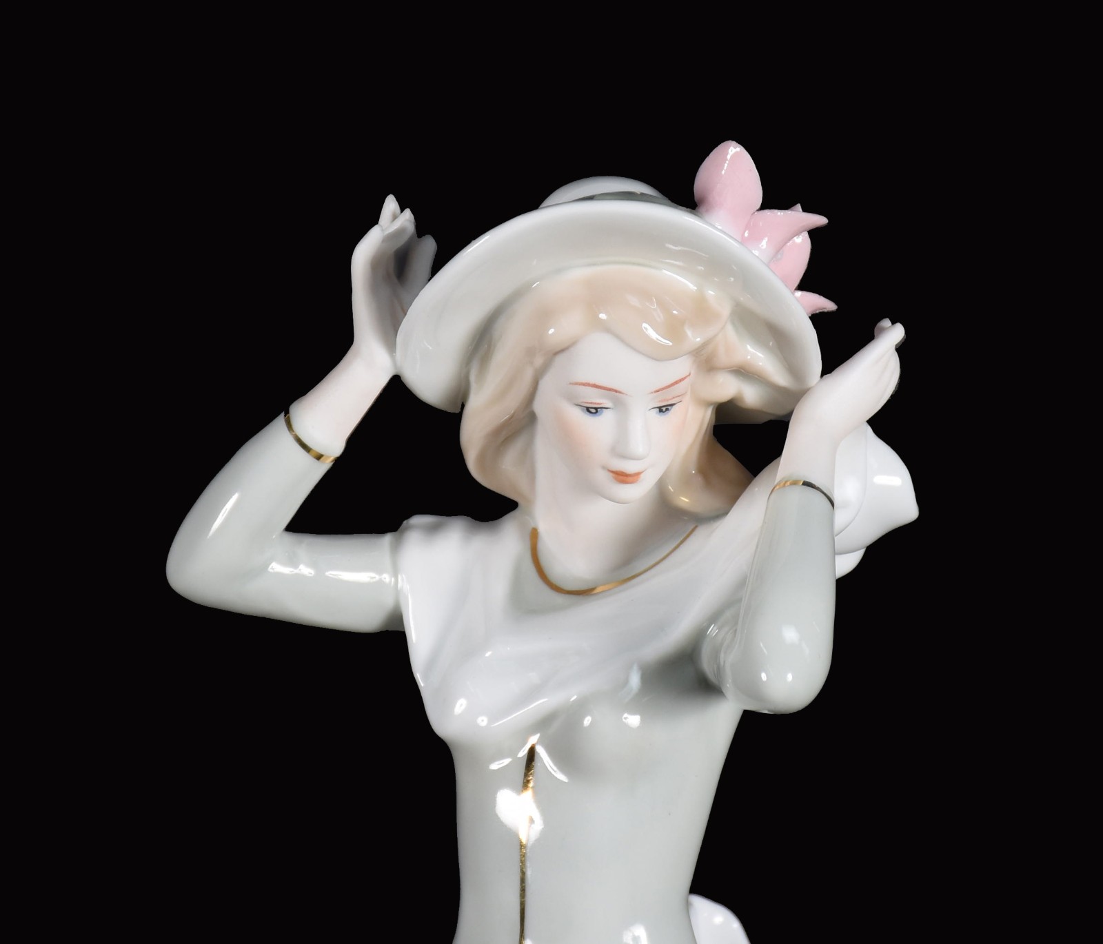 Escultura de porcelana representando dama. - foto 2 de 4