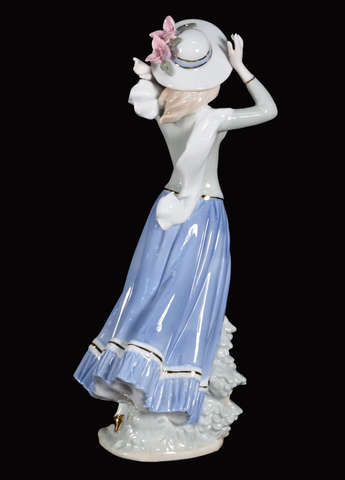 Escultura de porcelana representando dama. - foto 3 de 4