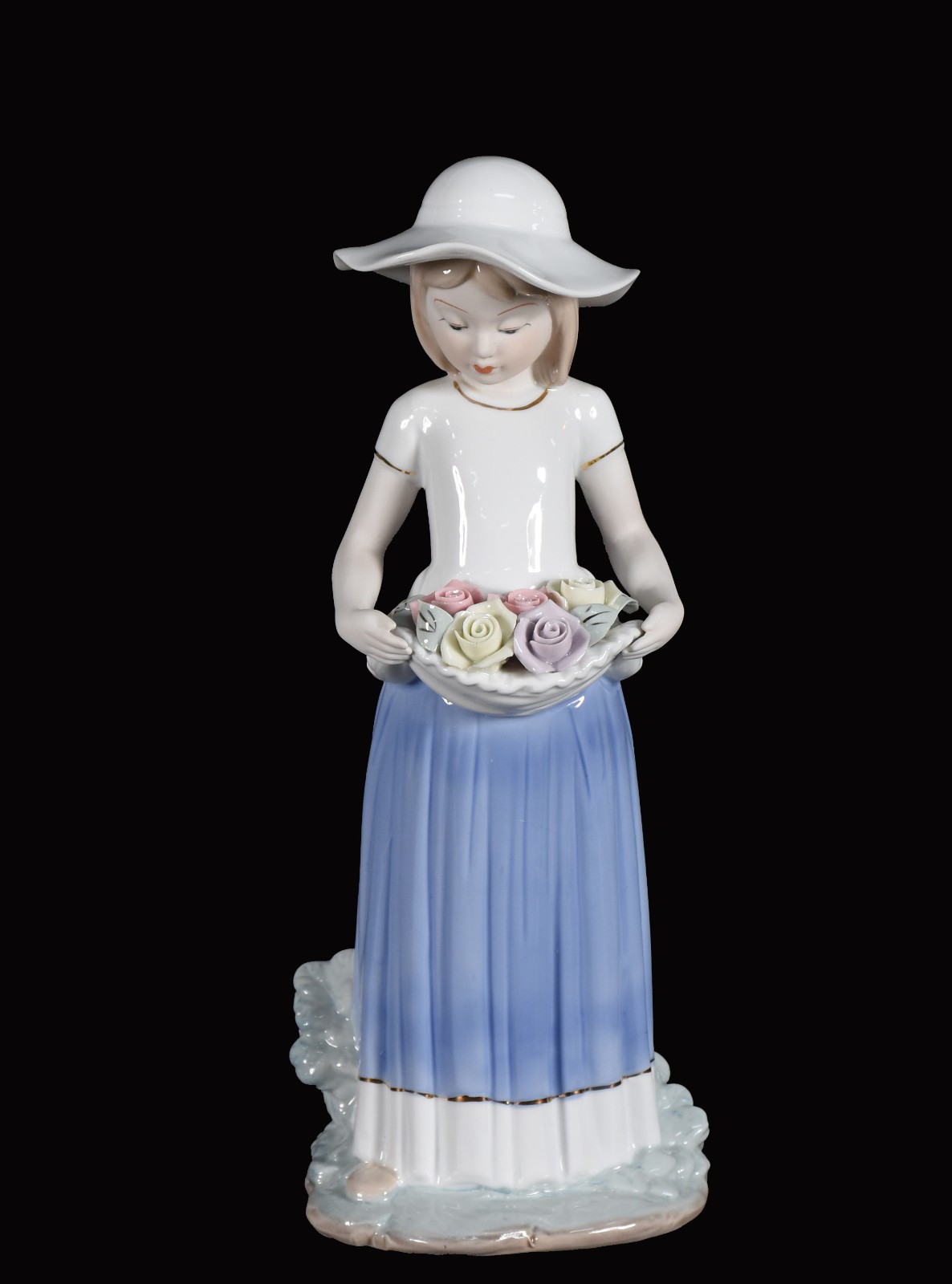 Escultura de porcelana representando dama com cesta de flores. - foto 1 de 4