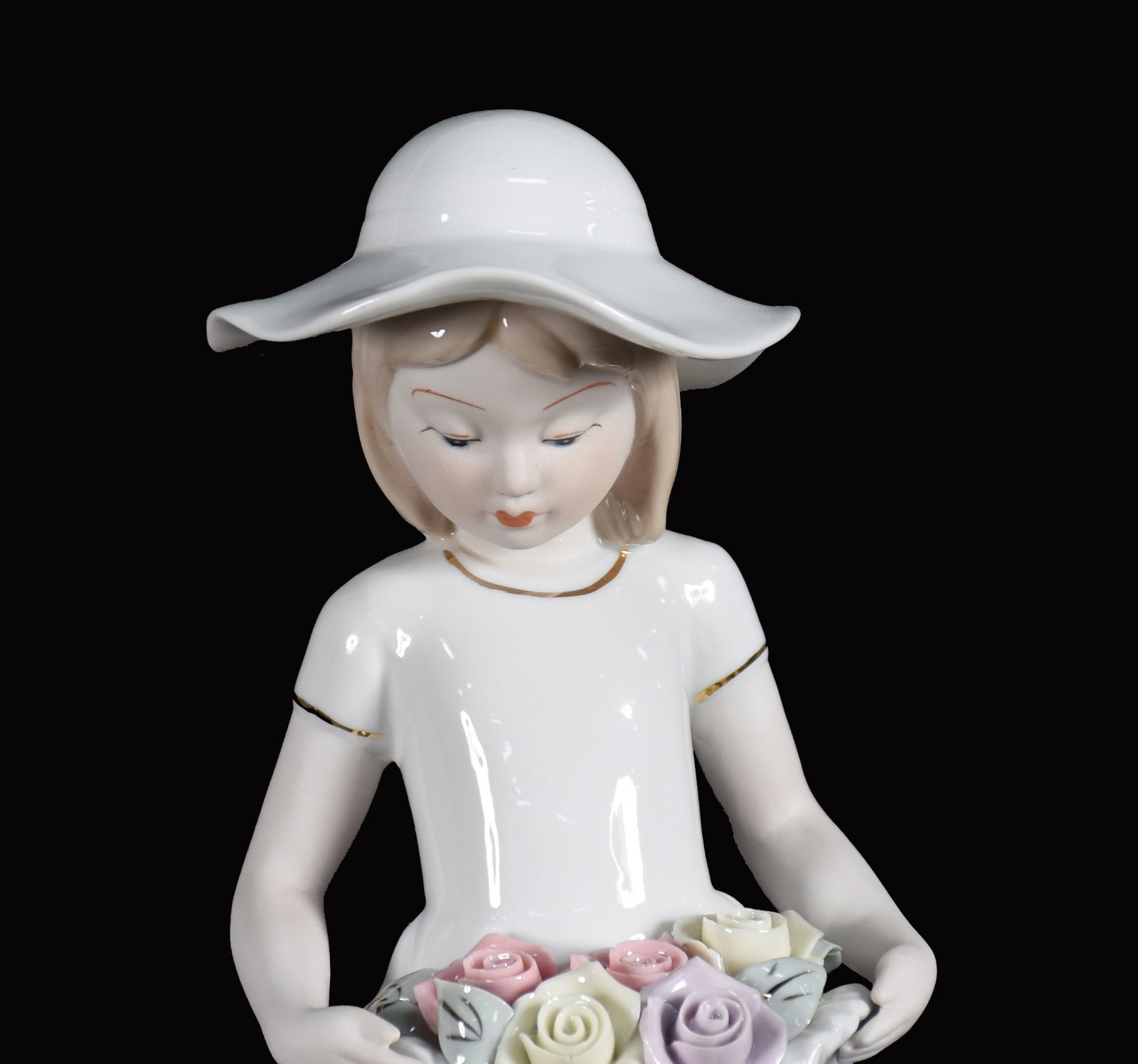 Escultura de porcelana representando dama com cesta de flores. - foto 2 de 4