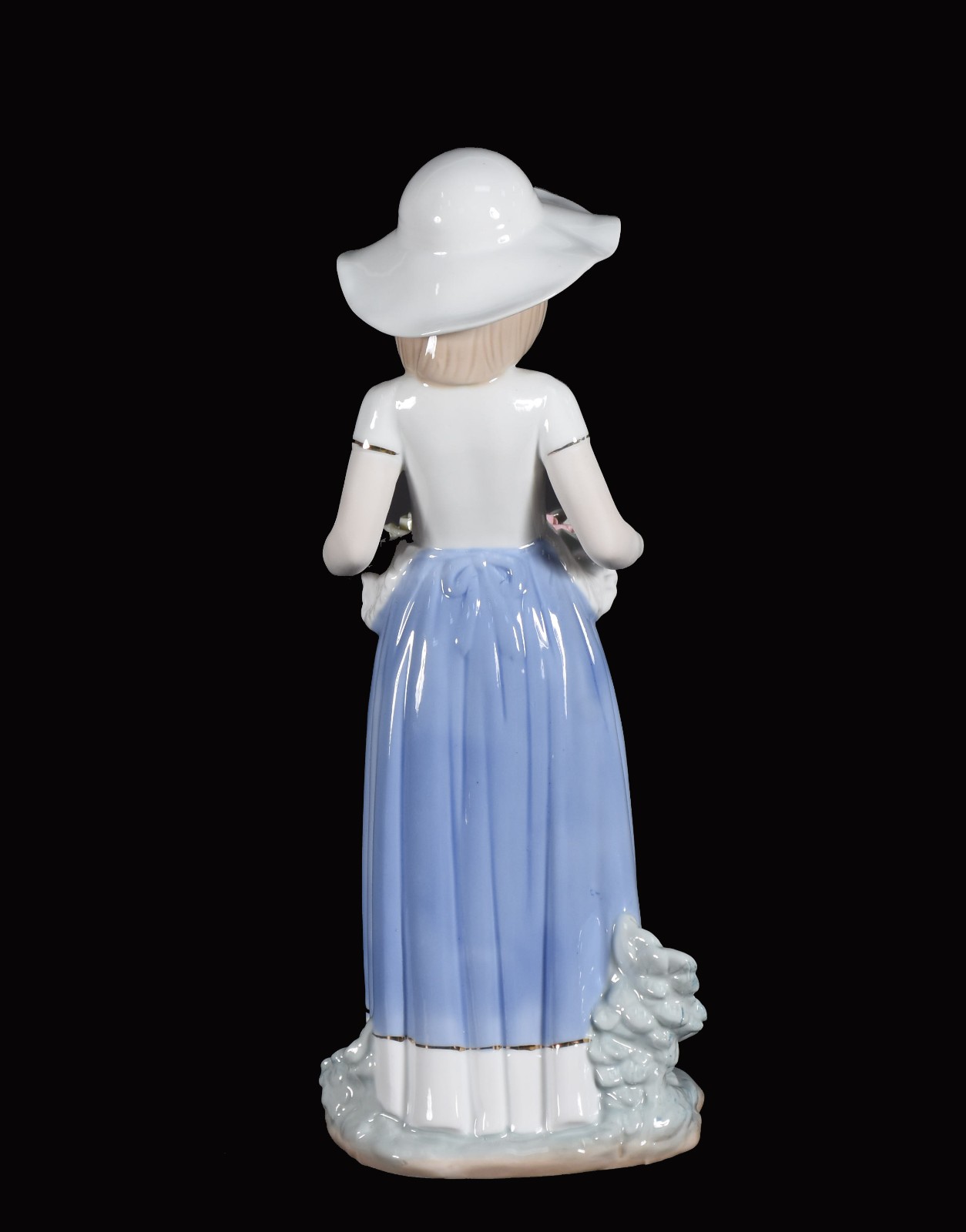 Escultura de porcelana representando dama com cesta de flores. - foto 3 de 4