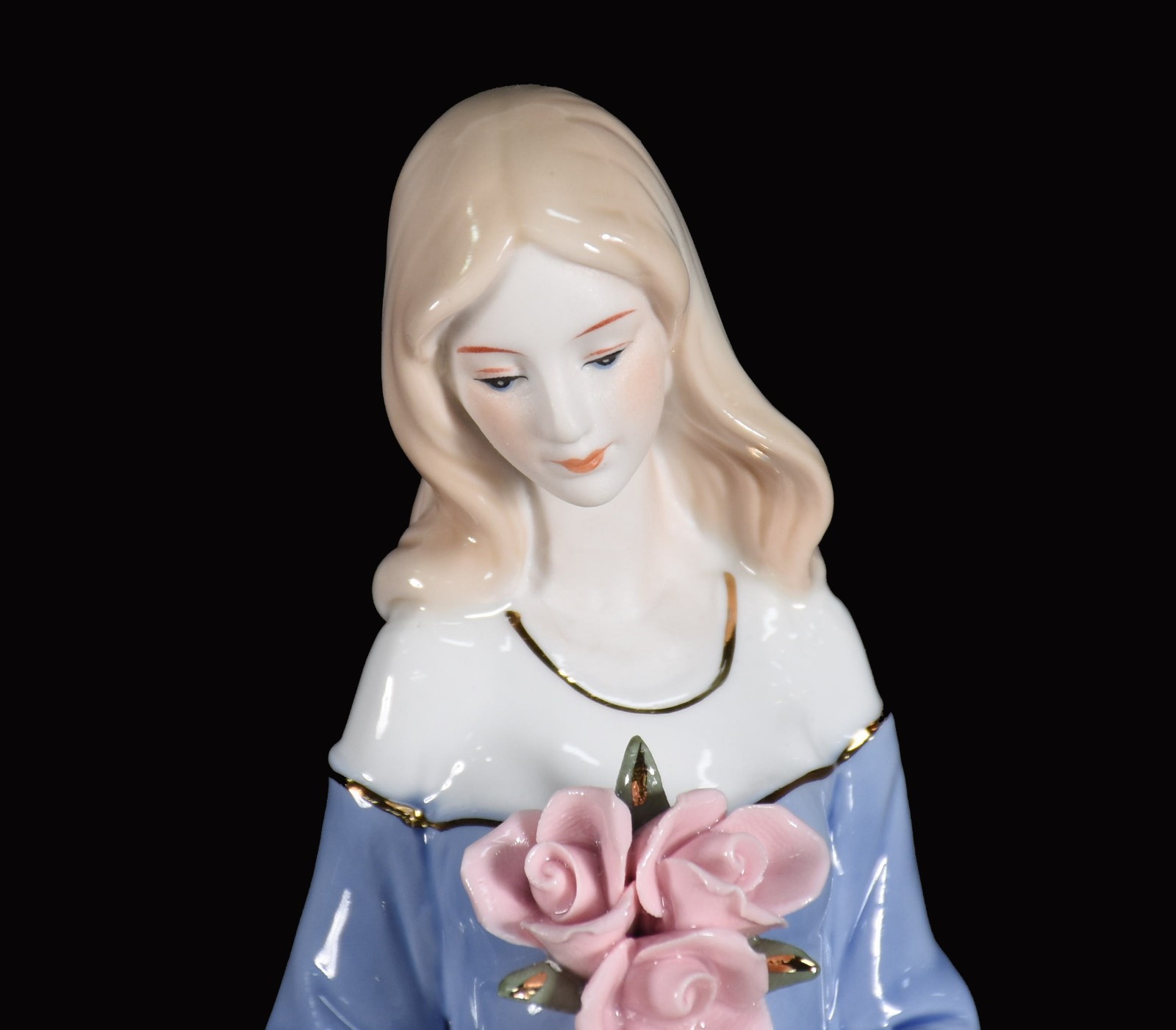 Escultura de porcelana representando dama com rosas. - foto 2 de 4