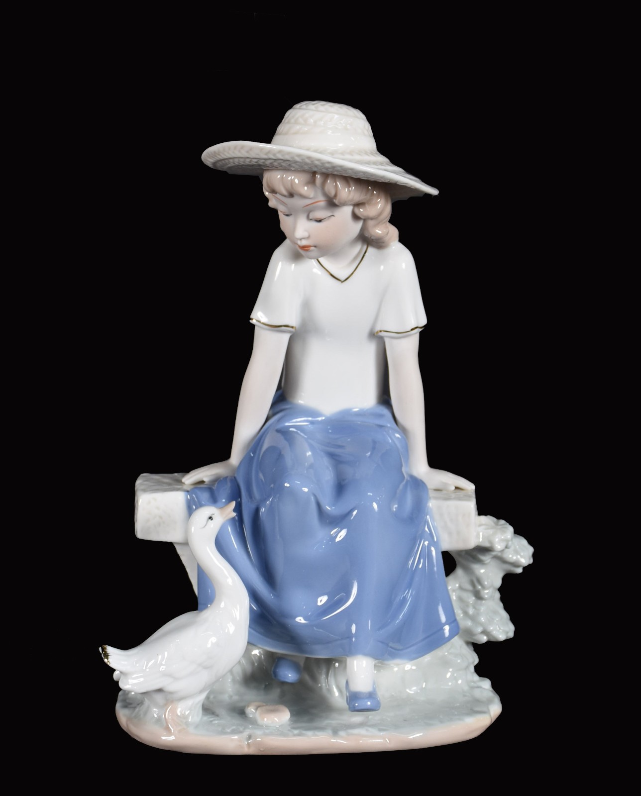 Escultura de porcelana representando dama com pato. - foto 1 de 5
