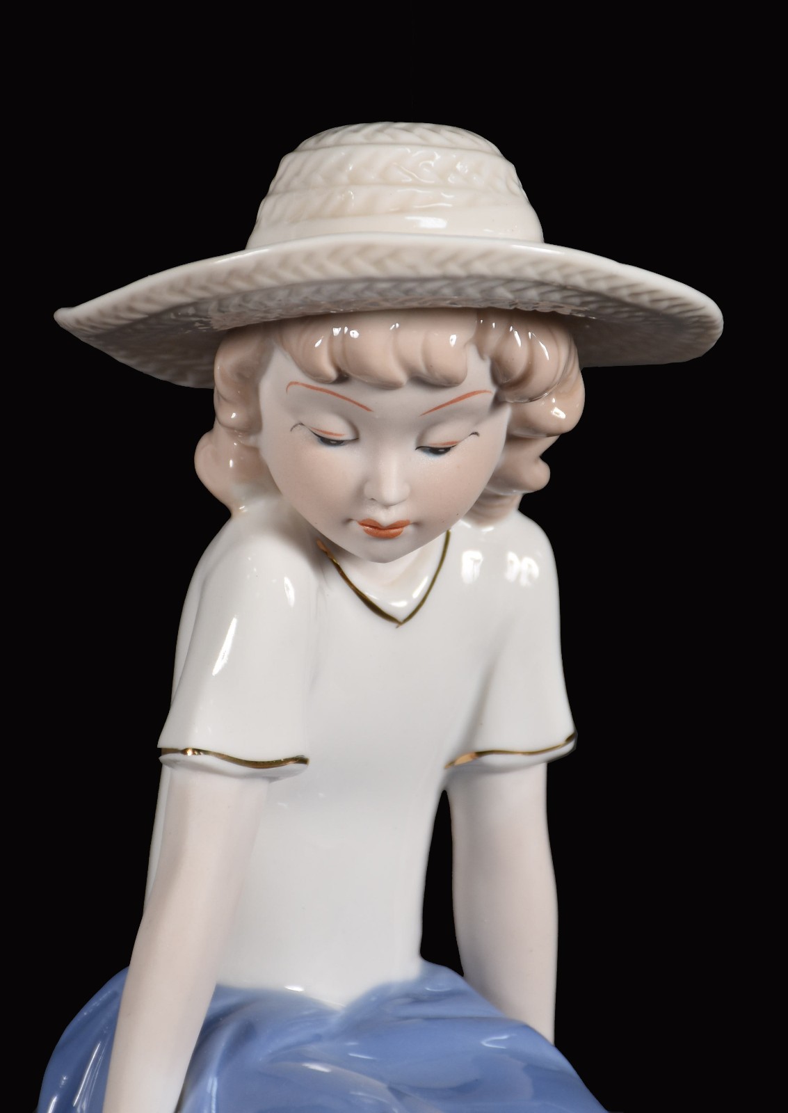 Escultura de porcelana representando dama com pato. - foto 2 de 5