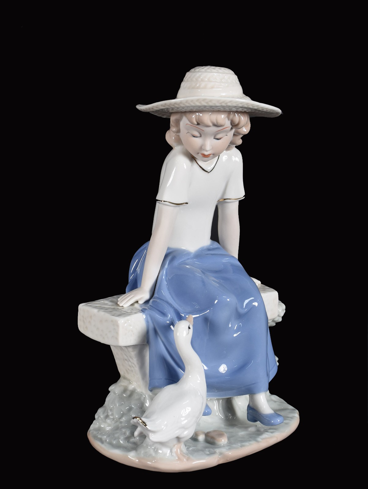 Escultura de porcelana representando dama com pato. - foto 3 de 5