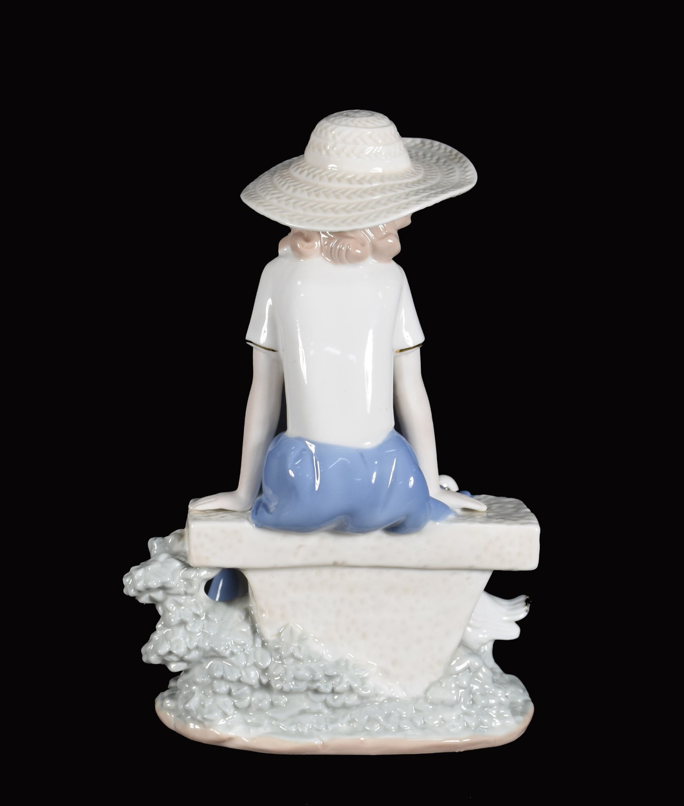 Escultura de porcelana representando dama com pato. - foto 4 de 5