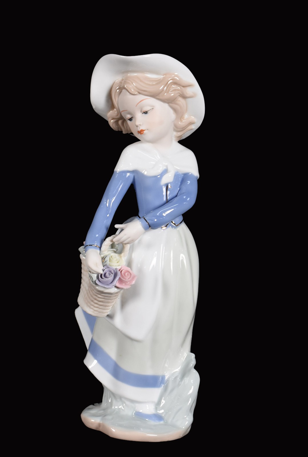 Escultura de porcelana representando dama com flores. - foto 1 de 4