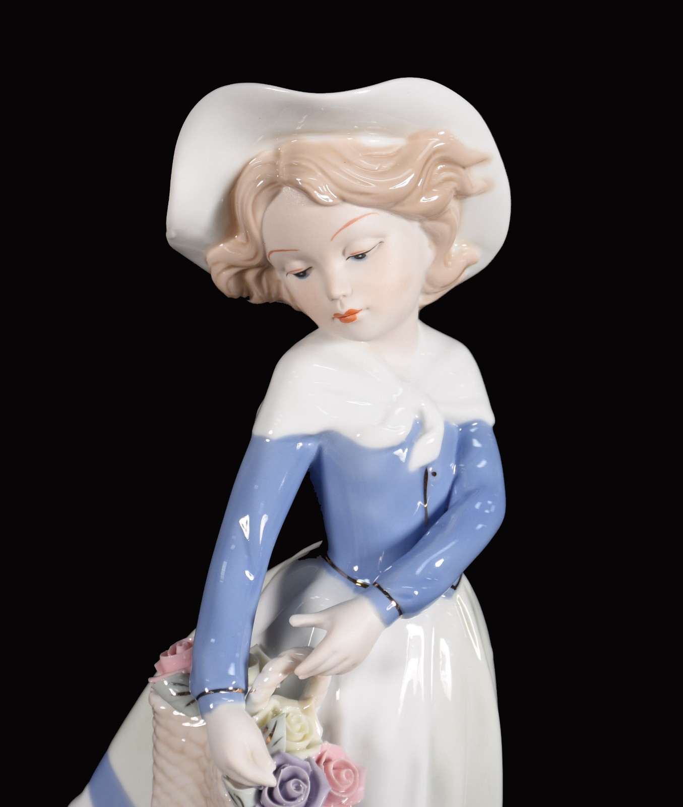 Escultura de porcelana representando dama com flores. - foto 2 de 4