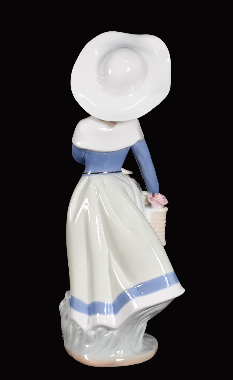 Escultura de porcelana representando dama com flores. - foto 3 de 4