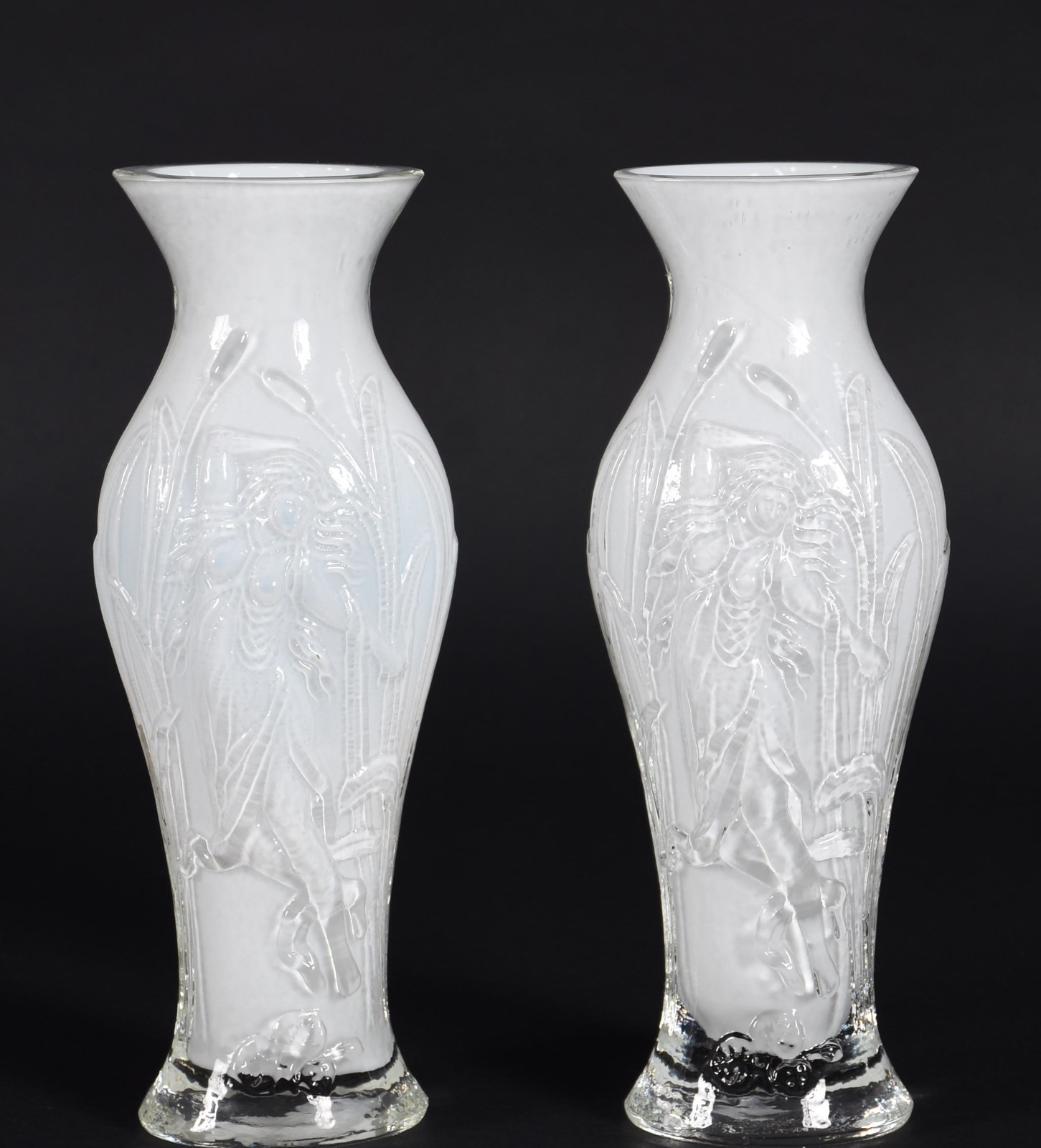 Par de vasos de vidro decorativo com dama em relevo. - foto 1 de 4