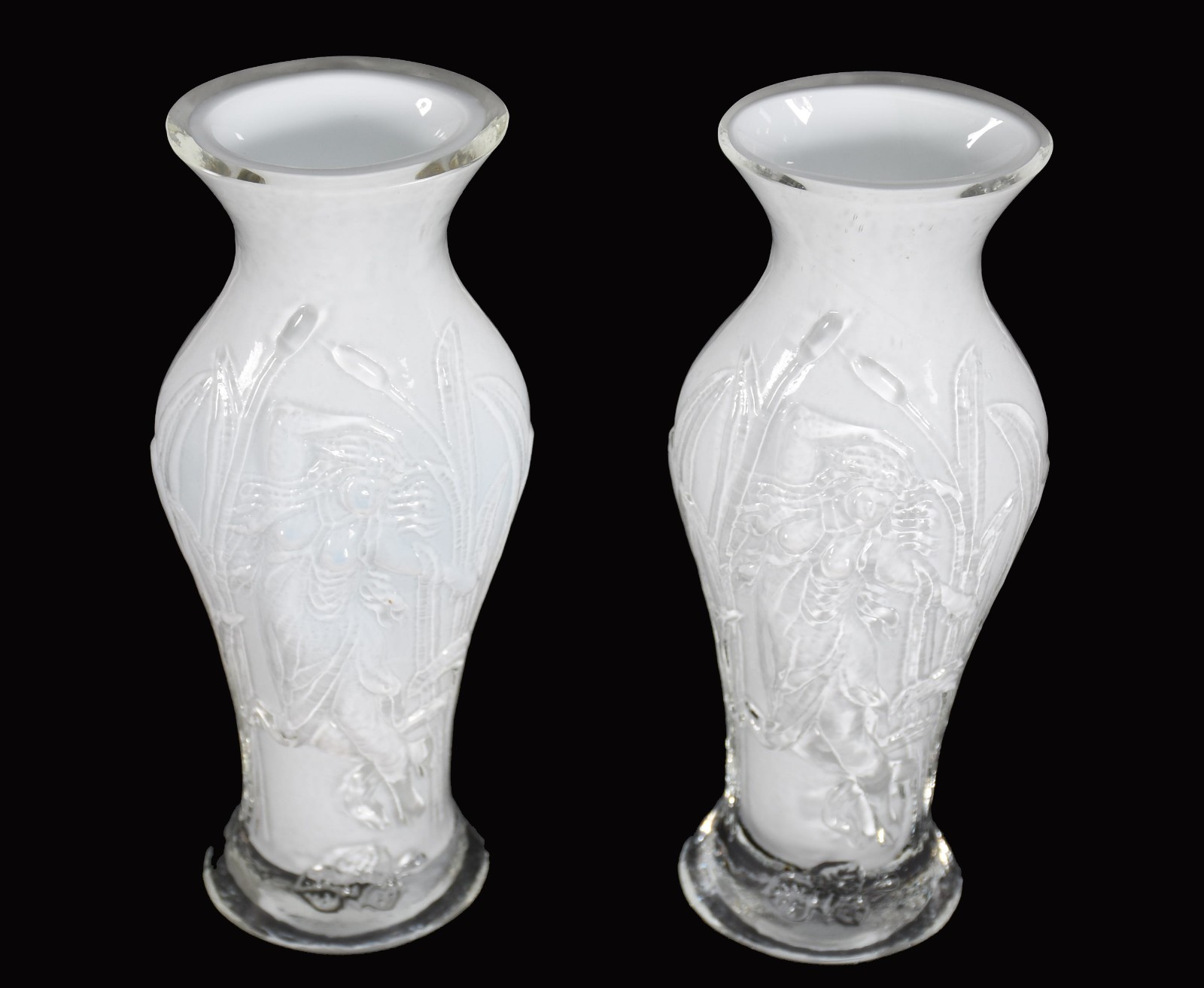 Par de vasos de vidro decorativo com dama em relevo. - foto 2 de 4