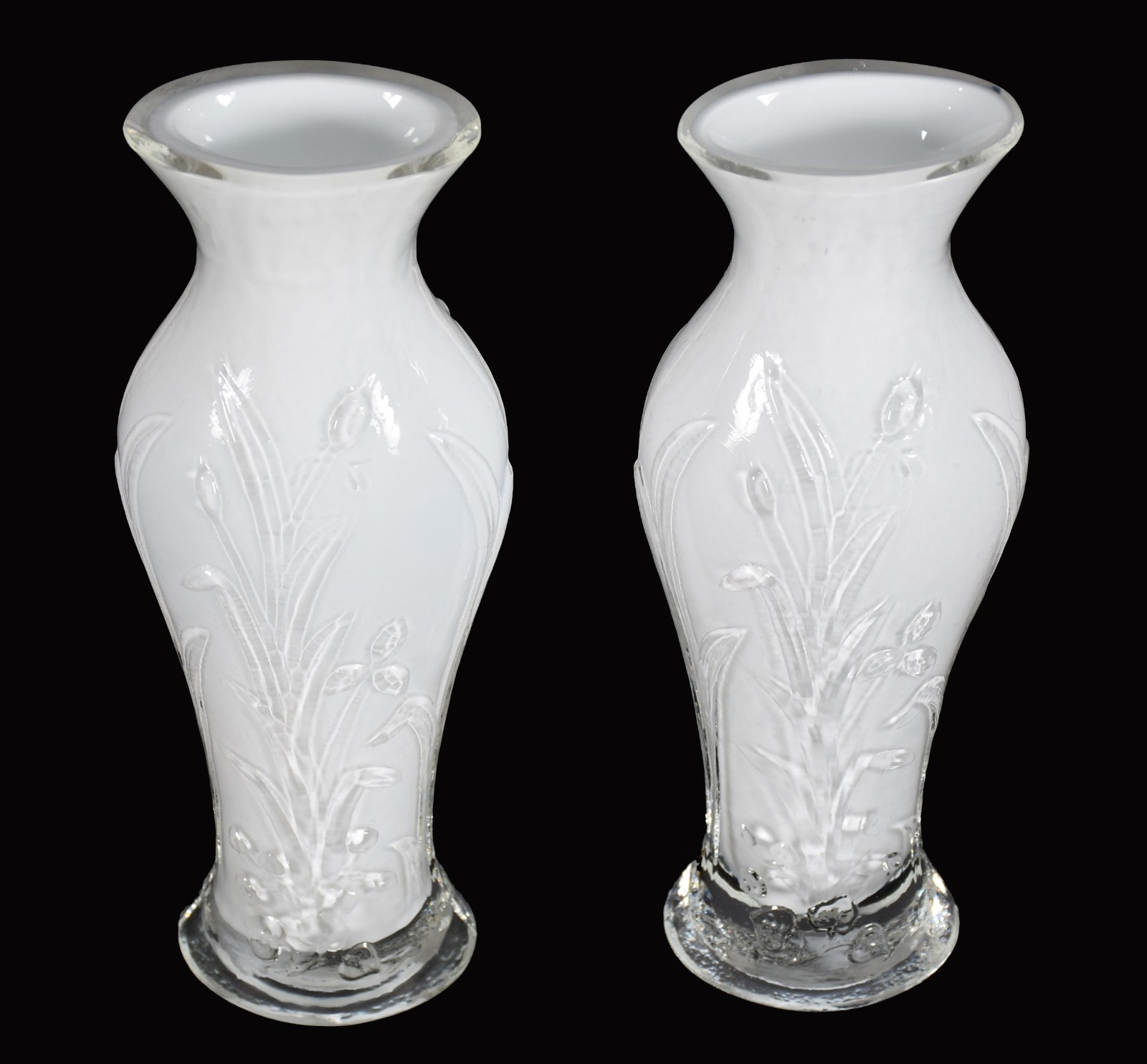Par de vasos de vidro decorativo com dama em relevo. - foto 3 de 4