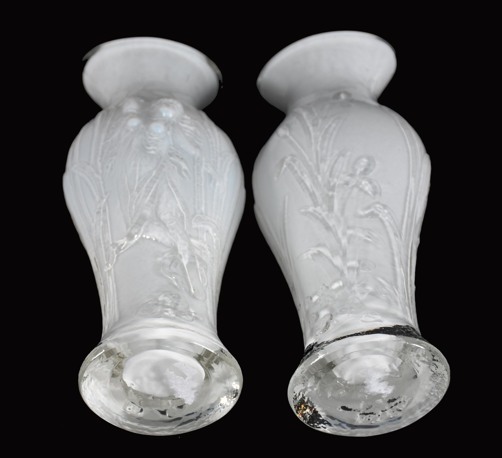 Par de vasos de vidro decorativo com dama em relevo. - foto 4 de 4