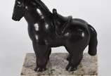 Botero (1932), Cavalo - Escultura de bronze com base de mármore representando cavalo, reprodução autorizada, assinada.