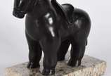 Botero (1932), Cavalo - Escultura de bronze com base de mármore representando cavalo, reprodução autorizada, assinada.
