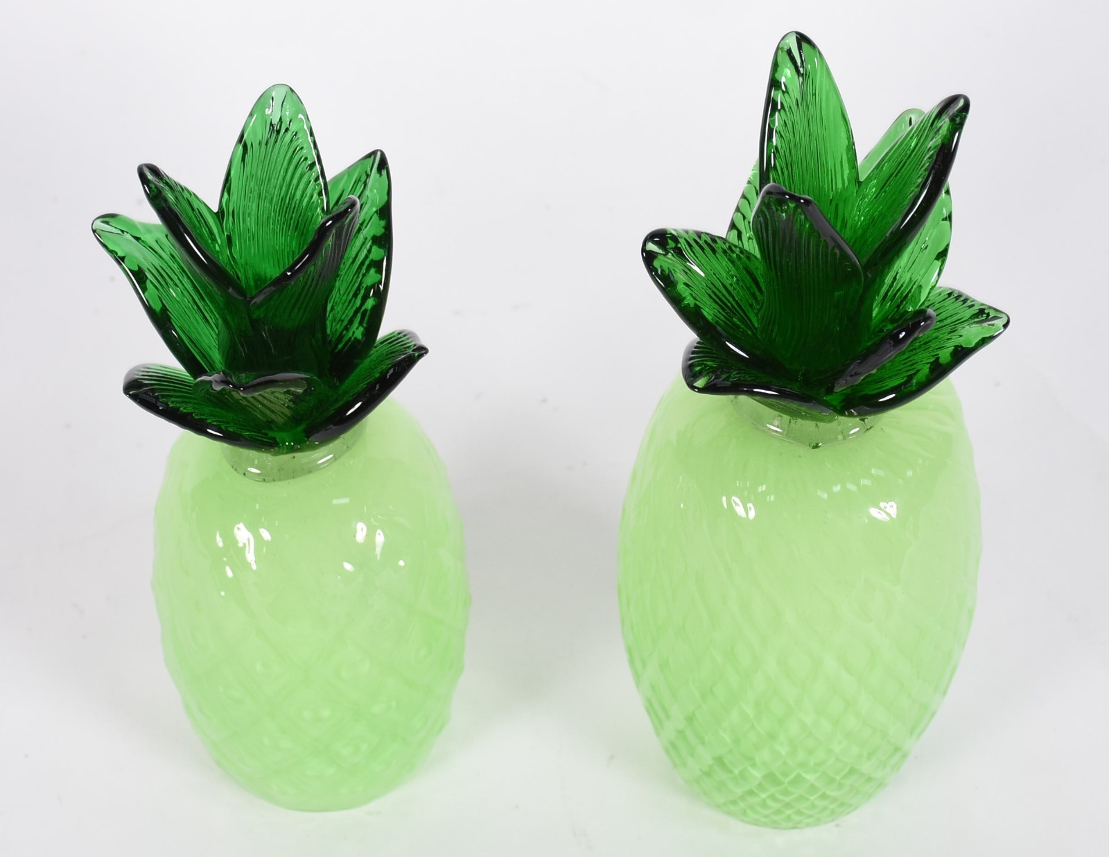 Dois abacaxis de vidro decorativo (tamanhos diferentes). - foto 2 de 3