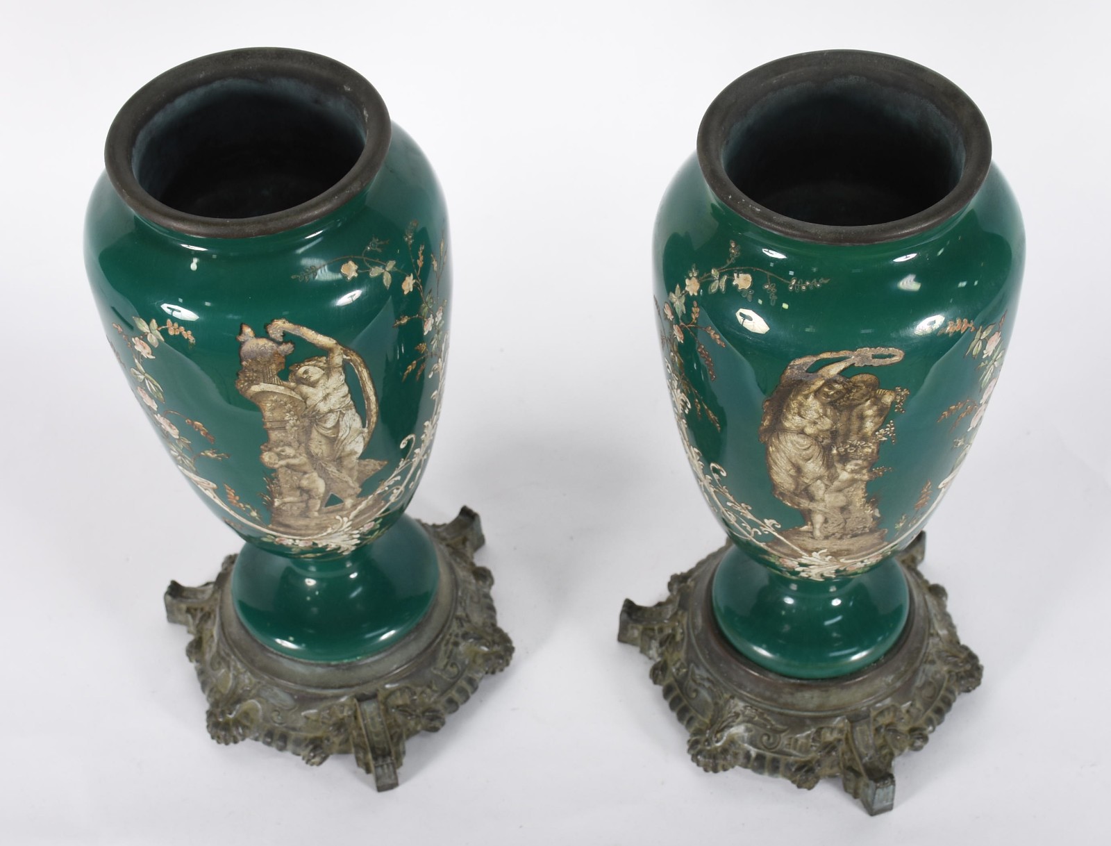 Par de antigos vasos de porcelana verde decorados com cenas... - foto 2 de 6