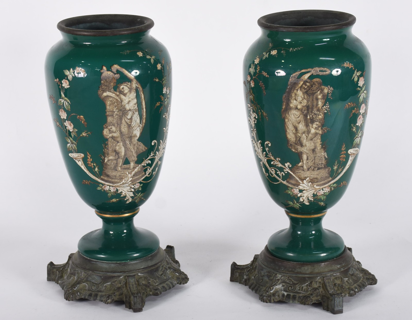 Par de antigos vasos de porcelana verde decorados com cenas... - foto 1 de 6